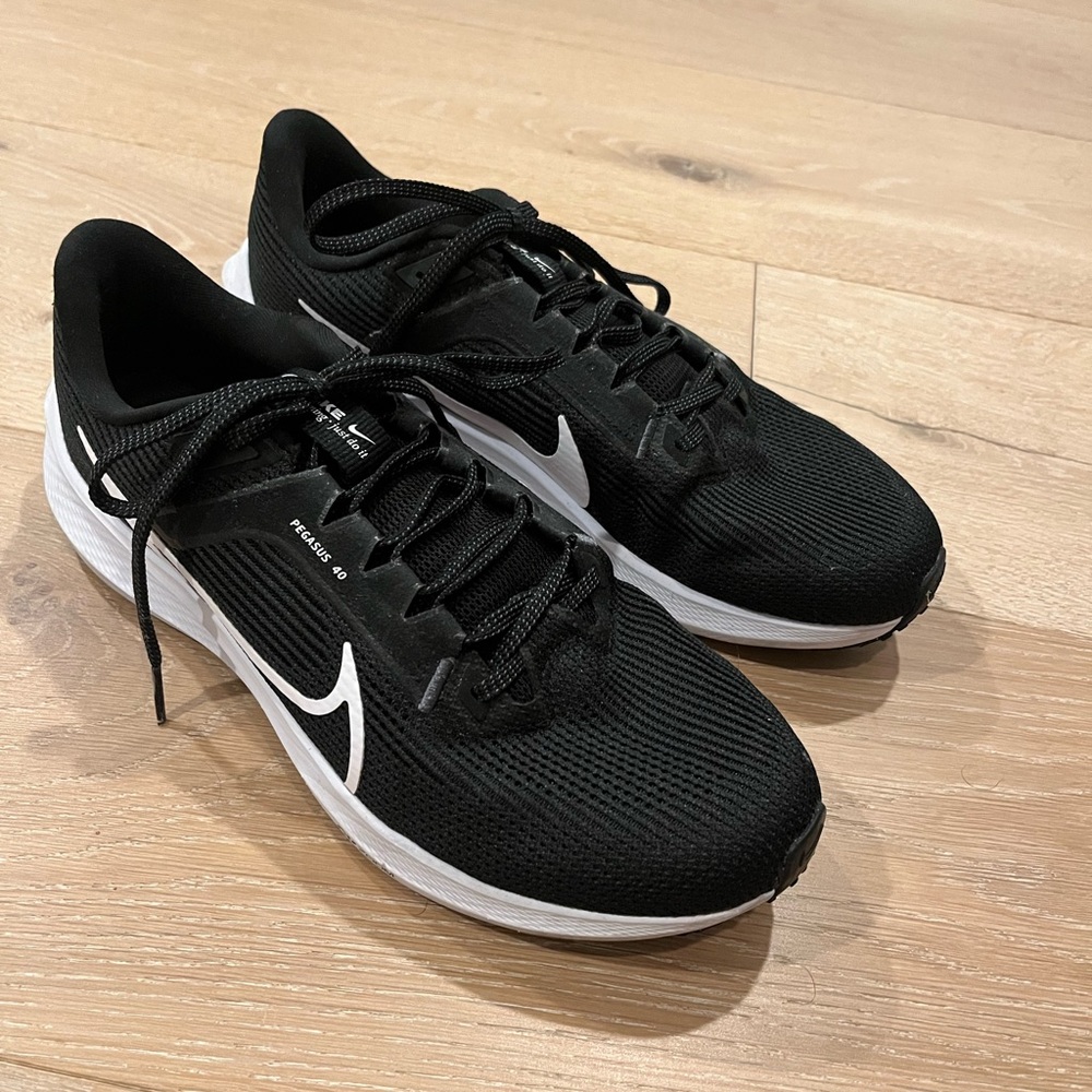 Black Nike pegasus 40s running shoes/ sneakers, never used, size 11 US mens